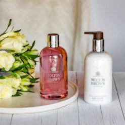 MOLTON BROWN Delicious Rhubarb & Rose Bath & Shower Gel 300 Ml -Modekosmetik 1309404 MOLTON BROWN Delicious Rhubarb Rose Bath Shower Gel 300 ml.d4646c50